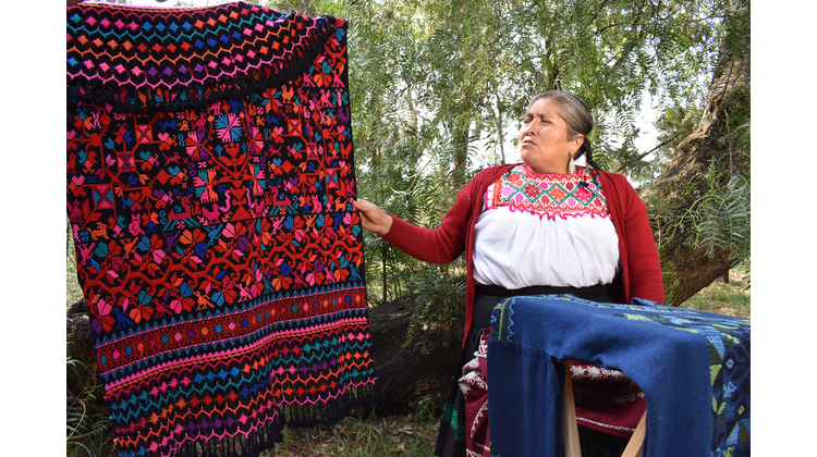 Teresa Lino Bello, maestra artesana de textiles de lana con colorantes naturales    