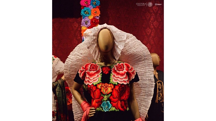 Las flores en el traje regional mexicano